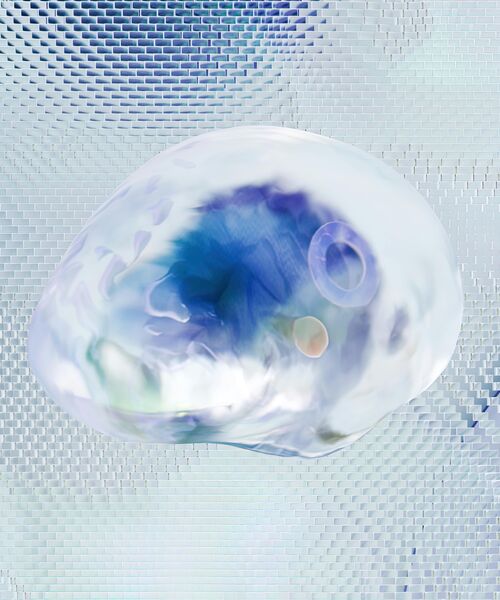 Abstrakte Darstellung einer schimmernden, organisch geformten Blase in Blau- und Weißtönen vor einem strukturierten, silbrig glänzenden Hintergrund.