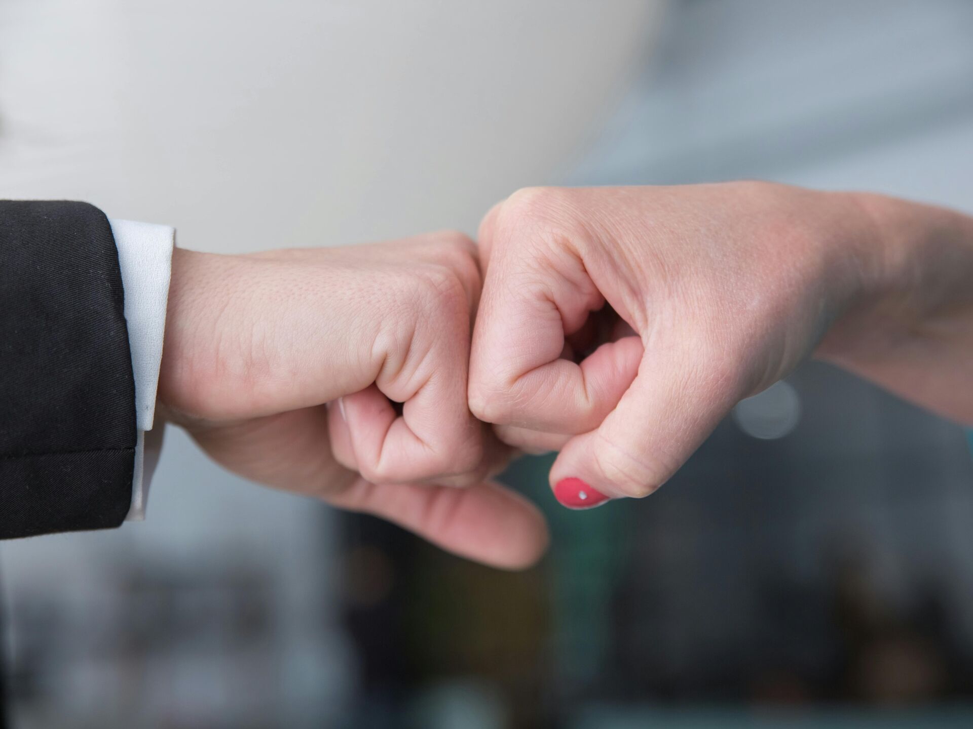 Zwei Fäuste stoßen zur Begrüßung oder Bestärkung aneinander.
