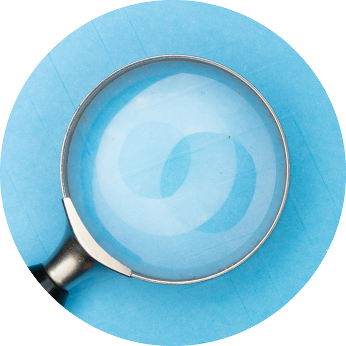 Lupe auf blauem Hintergrund, die eine Vergrößerung im mittleren Bereich zeigt.